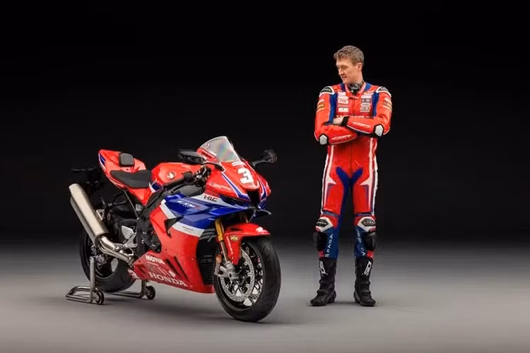Giải đua Isle of Man TT năm nay đã đi vào lịch sử, với các tay đua tham gia lập nên hàng loạt kỷ lục khó có thể bị phá vỡ. Trong số những người lập kỷ lục có tay đua chuyên nghiệp người Anh Dean Harrison, người không chỉ giành được 2 chiến thắng ở hạng mục Superstock mà còn lập được vòng đua nhanh thứ ba trong lịch sử TT – với tốc độ trung bình 135,692 dặm/giờ (218.375 km/giờ).