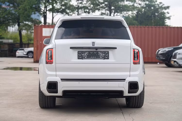 Cullinan Black Badge Series II vẫn sử dụng động cơ V12 6.75L, cho công suất 600 mã lực và mô-men xoắn 900 Nm. Động cơ kết hợp với hộp số ZF 8 cấp có chức năng sang số bằng tín hiệu vệ tinh và hệ dẫn động 4 bánh.
