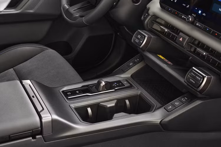 Toyota cung cấp ba phong cách thiết kế ngoại thất cho RAV4 mới: Core, Sport và Rugged, tương ứng với bảy phiên bản trang bị như LE, XLE Premium, Limited (Core); SE, XSE, GR Sport (Sport); và Woodland Edition (Rugged). Mỗi phiên bản mang phong cách và tính năng riêng biệt, phù hợp với nhu cầu từ đô thị đến off-road.