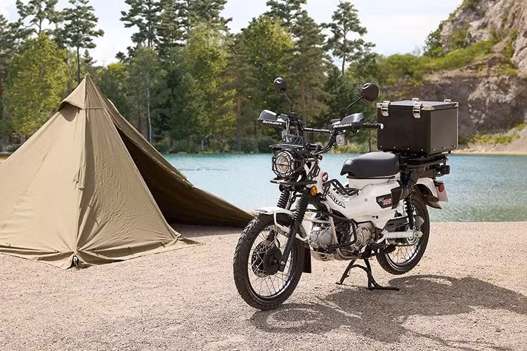 Honda CT125 không phải là một dòng xe máy xa lạ với người chơi ở Việt Nam, khi mẫu xe này đã được hé lộ dưới dạng ý tưởng từ 2019, ra mắt thế giới lần đầu từ năm 2020 và cũng đã được các công ty, cửa hàng kinh doanh xe tư nhân nhập khẩu phân phối trong suốt thời gian qua.