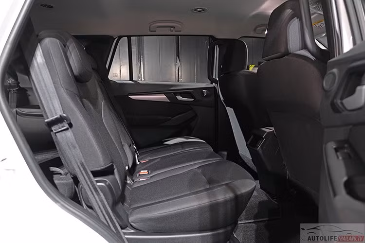 Ngoài ra Isuzu MU-X 2026 bản ACTIVE cảnh báo va chạm trước, phanh khẩn cấp tự động, cảnh báo lệch làn, giới hạn tốc độ thủ công, tự động bật/tắt đèn pha xa, hỗ trợ phanh khi rẽ phải, và đặc biệt là hệ thống camera stereo 3D hỗ trợ ADAS.