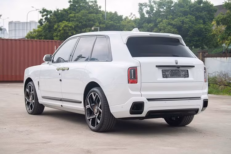 Trước đó từng có một chiếc Cullinan khác thuộc thế hệ mới được đưa về Việt Nam với ngoại thất màu đen. Chiếc xe này được đưa về nước thuộc phiên bản Black Badge có ngoại thất màu trắng. Black Badge là phiên bản thể thao của Rolls-Royce Cullinan. Theo đó, xe sở hữu một số chi tiết khác biệt so với bản thường.