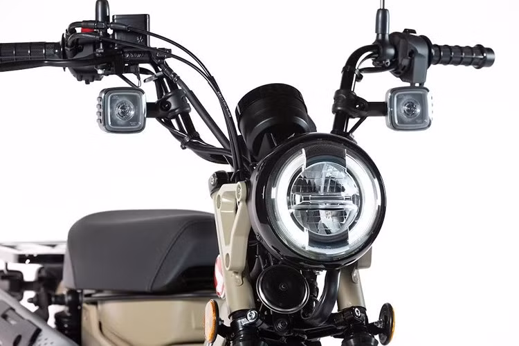 Xe có thiết kế "bụi bặm" hướng tới địa hình, tương tự một mẫu xe số khác ở Việt Nam hiện tại là Yamaha PG-1. So với chiếc concept ra mắt hồi 2019, CT125 khi bán tới tay khách hàng sẽ sở hữu thiết kế tổng thể tương tự, nhưng đã được thay đổi nhiều chi tiết nhỏ.