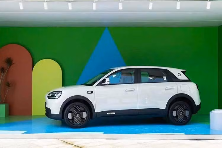 Tại Trung Quốc, Chery QQ3 thế hệ mới có tổng cộng 4 phiên bản với cấu hình khác nhau. Giá đặt trước của xe dao động từ 68.920-89.985 Nhân dân tệ (khoảng 241-315 triệu đồng). Theo nhà sản xuất, Chery QQ3 đang nhận được phản hồi rất tích cực. Trên mạng xã hội Weibo, Phó chủ tịch Chery, ông Li Xueyong, cho biết mẫu xe này đã đạt 21.957 đơn đặt mua chỉ trong 2 giờ.