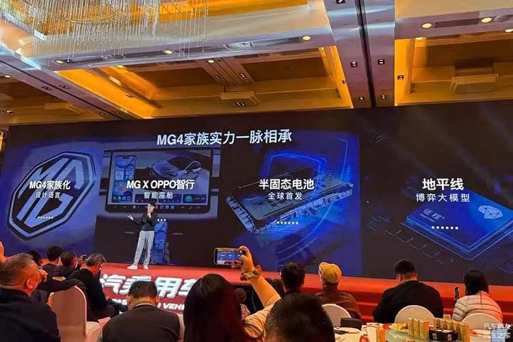 Dù chưa tung ra hình ảnh toàn bộ nội thất nhưng MG xác nhận MG 4X sẽ được trang bị khoang lái thông minh phát triển cùng hãng điện thoại Oppo. Hệ thống “Hand-Car Interconnection” này cho phép kết nối liền mạch, gần như không có độ trễ giữa điện thoại thông minh của người dùng và hệ thống giải trí trên xe.