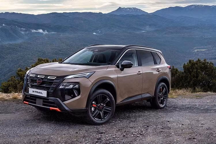 Ở ngoại thất, Nissan X-Trail 2026 mới được làm mới phần đầu xe với mặt trước thiết kế lại. Lưới tản nhiệt V-Motion được mở rộng và tinh giản hơn trước, kết hợp với các hốc gió hai bên và cản trước mới có tùy chọn hoàn thiện màu đen.