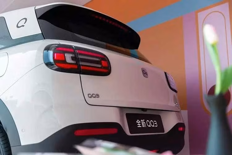 Về kích thước, Chery QQ3 2026 sở hữu số đo dài x rộng x cao lần lượt 4.195 x 1.811 x 1.569 mm (hoặc 1.573 mm) và chiều dài cơ sở 2.700 mm. Chiều dài cơ sở ngang ngửa xe cỡ C này giúp mang đến không gian nội thất khá rộng rãi cho mẫu ôtô điện nhà Chery.