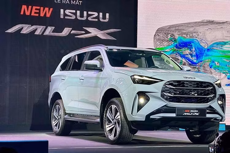 6. Isuzu mu-X: 13 xe Vị trí thứ 6 trong top ôtô bán kém nhất Việt Nam trong tháng 2/2026 thuộc về Isuzu mu-X. Mẫu xe này đạt doanh số chỉ 13 chiếc, giảm 56,6%. Sở dĩ mu-X kén khách ở Việt Nam vì thiết kế kém nịnh mắt và thương hiệu gắn liền với ô tô tải. Trong khi đó, giá bán của xe lại khá hấp dẫn trong phân khúc SUV hạng trung, từ 928 triệu đến 1,269 tỷ đồng.