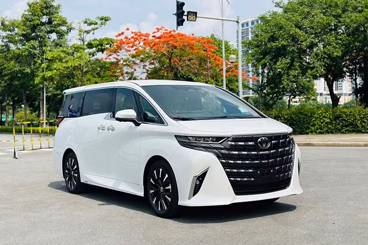 7. Toyota Alphard: 25 xe ﻿Alphard là mẫu xe Toyota thứ 3 có mặt trong top 10 này, sau Corolla Altis và Land Cruiser Prado. Mẫu MPV cao cấp được mệnh danh "chuyên cơ mặt đất" này có doanh số 25 chiếc, giảm 21,8%. Tương tự người anh em Land Cruiser Prado, Toyota Alphard liên tục có sức bán thuộc top cuối của thị trường vì giá cao, dao động từ 4,37-4,415 tỷ đồng.