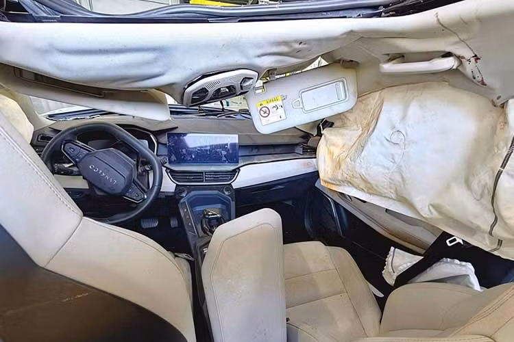 Quan trọng nhất là cabin bên trong xe vẫn không bị biến dạng nhiều và túi khí đã bung ra. Đây cũng chính là yếu tố giúp chiếc Lynk &amp; Co 06 bảo vệ an toàn cho 4 người ngồi trên xe.