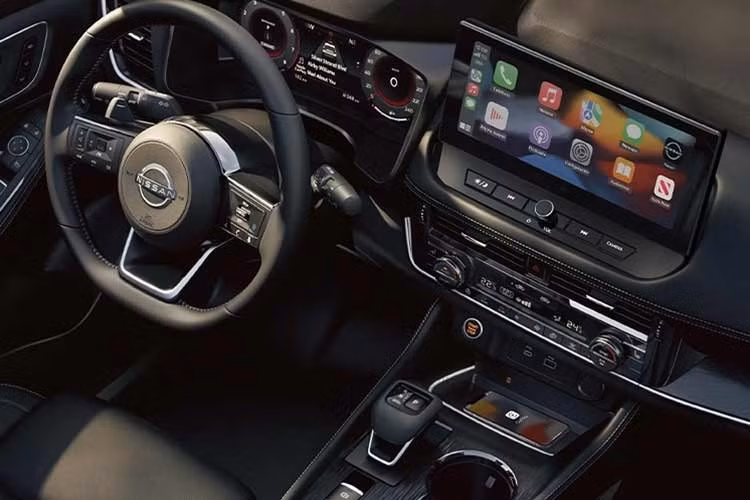 Thông qua hệ thống NissanConnect, người lái có thể truy cập các ứng dụng từ Play Store, sử dụng điều khiển giọng nói cho nhiều chức năng như điều hòa, sưởi ghế, sưởi kính chắn gió và dẫn đường. Hệ thống cũng hỗ trợ gọi điện, cập nhật thời tiết và cập nhật phần mềm qua mạng.