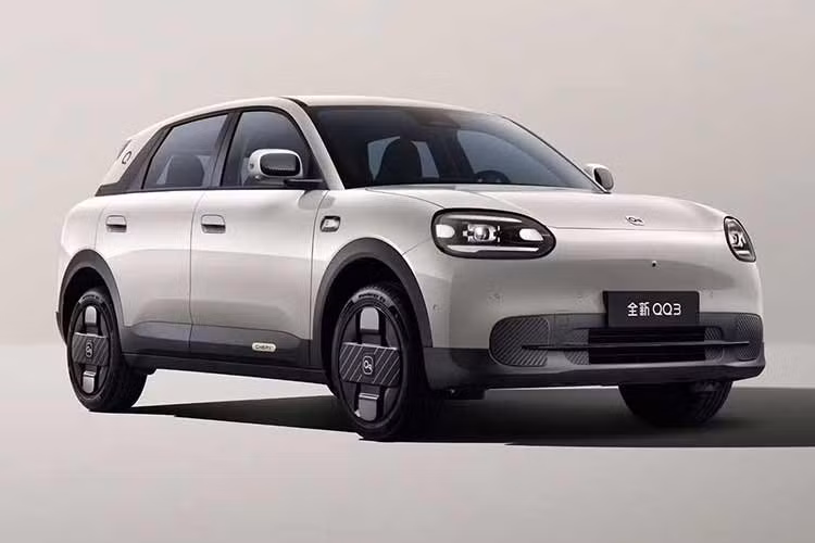 Ngoài ra, Chery QQ3 EV 2026 hoàn toàn mới tại Trung Quốc còn hỗ trợ chức năng cấp điện ra ngoài V2L với công suất 3,3 kW và 6,6 kW. Xe cũng được trang bị hệ thống treo sau độc lập đa liên kết nhằm cải thiện độ êm ái và khả năng vận hành trong khi bán kính quay đầu tối thiểu đạt 5,2 m.