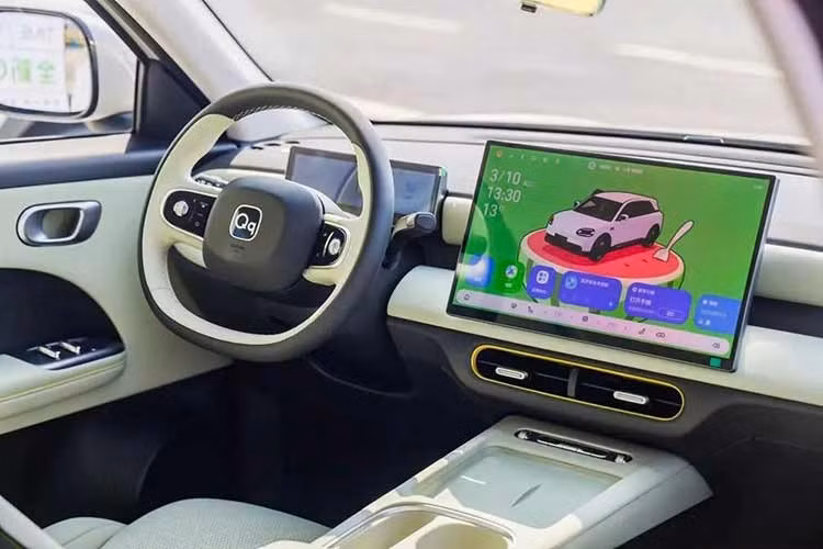Bên trong, Chery QQ3 2026 được trang bị khoang lái AI Lingxi Smart Cabin với màn hình điều khiển trung tâm 15,6 inch có độ phân giải 2.5K. Màn hình này sử dụng chip Qualcomm Snapdragon 8155 cùng tích hợp trợ lý thông minh Carmind, cho phép tương tác “nhìn thấy và nói chuyện” trong nhiều tình huống sử dụng khác nhau. Bảng đồng hồ LCD toàn phần hiển thị các thông tin lái xe quan trọng cũng được trang bị cho xe.