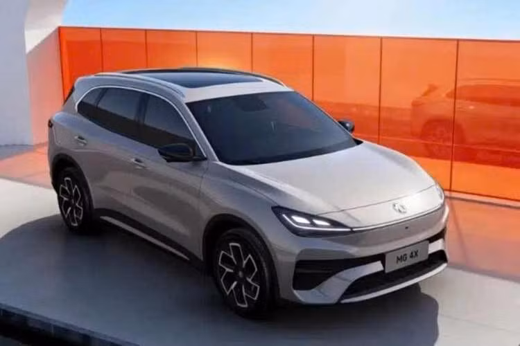 MG 4X được ra đời nhằm lấp khoảng trống giữa hai phân khúc xe hatchback hiệu suất cao và SUV đa dụng. Bằng cách tích hợp các trang bị cao cấp như pin bán rắn dạng lỏng và hệ thống NOA trên cao tốc vào một mẫu SUV “hướng tới giới trẻ”.