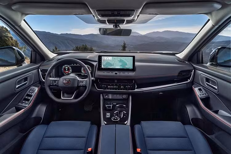 Bên trong cabin, Nissan tập trung nâng cao cảm nhận cao cấp cho người dùng thông qua việc sử dụng các vật liệu mới. Ghế ngồi có tùy chọn da chần màu nâu hạt dẻ, khu vực bảng điều khiển trung tâm được trang trí bằng ốp gỗ màu nâu, đồng thời bổ sung tùy chọn da tổng hợp.