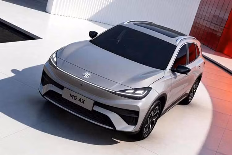 Thương hiệu ôtô MG, hiện thuộc sở hữu của tập đoàn Trung Quốc SAIC Motor và cũng đang phân phối xe chính hãng tại Việt Nam với mẫu xe MG4 chạy điện. Khi ra mắt thị trường, MG 4X 2027 sẽ cạnh tranh với "đối thủ đồng hương" là BYD Atto 2.