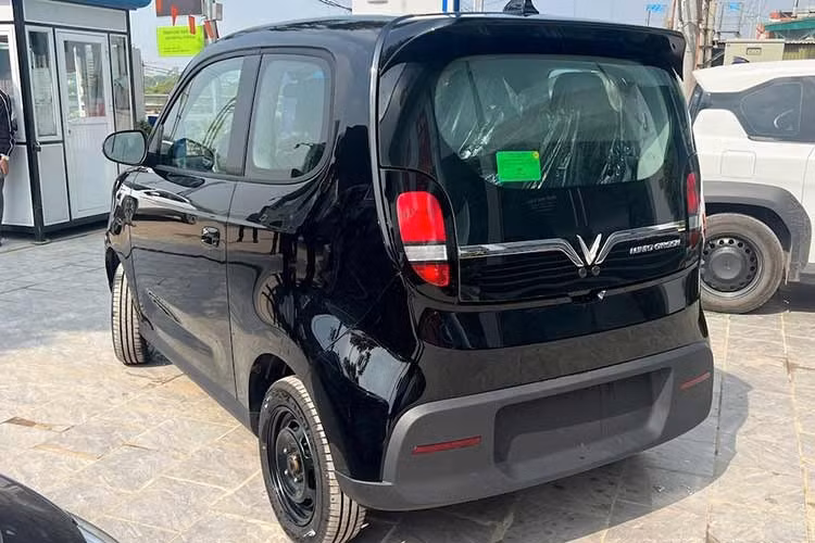 Xe sở hữu khối động cơ điện đặt phía sau có công suất 40 mã lực, tốc độ tối đa khoảng 80 km/h. Bộ pin dung lượng 18,3 kWh cho tầm vận hành khoảng 210 km mỗi lần sạc. Xe hỗ trợ sạc nhanh từ 10 đến 70% trong khoảng 34 phút. Điểm mạnh của mẫu xe mini điện này là hệ thống trạm sạc ngập tràn trên khắp cả nước của Vinfast.