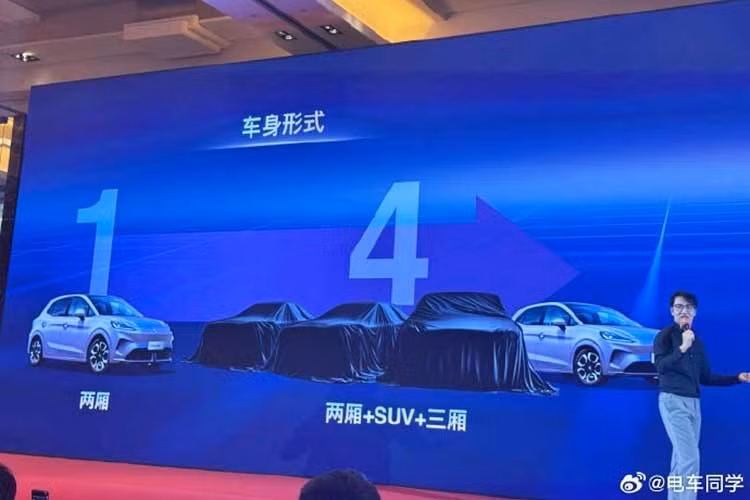 Trong đó, phần đầu xe được trang bị logo phát sáng đặc trưng của thương hiệu, kết hợp với dải đèn LED chạy ngang mới nhằm tăng khả năng nhận diện. Cản trước được thiết kế năng động hơn để nhấn mạnh đặc tính thể thao của thương hiệu.
