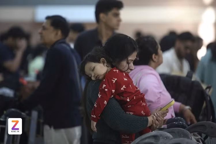 Nhà ga hành khách hiện hữu của sân bay Phú Quốc có công suất thiết kế ban đầu 2,65 triệu khách/năm. Tuy nhiên, năm 2025, sản lượng khai thác tại cảng hàng không quốc tế Phú Quốc đạt 6 triệu hành khách. Đặc biệt trong tháng 12 và tháng 1, lượng khách quốc tế đổ về đây nghỉ đông, đón năm mới, khiến sân bay luôn trong tình trạng đông đúc.