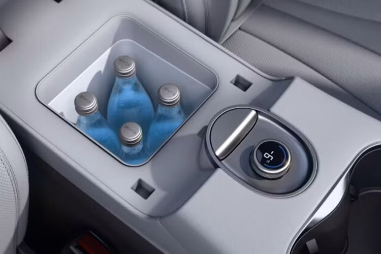 Về thiết kế, Sealion 06 EV tiếp tục theo đuổi ngôn ngữ “Ocean Aesthetics” đặc trưng của BYD. Phần đầu xe sử dụng lưới tản nhiệt kín, kết hợp cụm đèn pha tách đôi và các chi tiết tạo hình mang tính nhận diện cao.