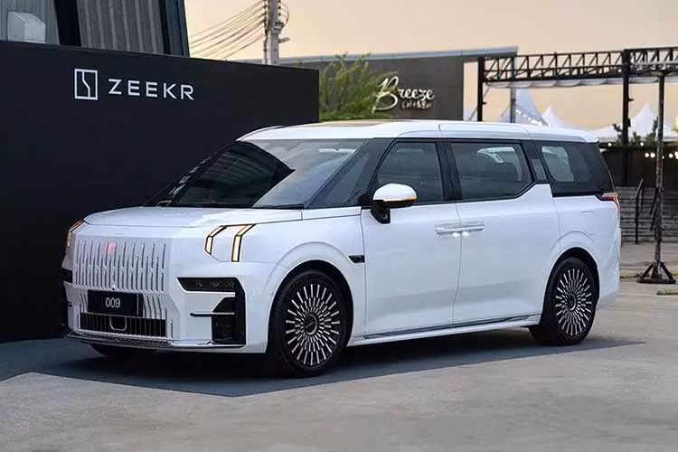 Zeekr 009 ﻿Khác với 7X, Zeekr 009 nằm trong phân khúc MPV cỡ lớn, cạnh tranh với Toyota Alphard. Xe sở hữu kích thước ấn tượng với chiều dài x rộng x cao lần lượt là 5.217 x 2.024 x 1.812 mm và chiều dài cơ sở 3.205 mm. Bên cạnh đó là khoảng sáng gầm 142 mm.