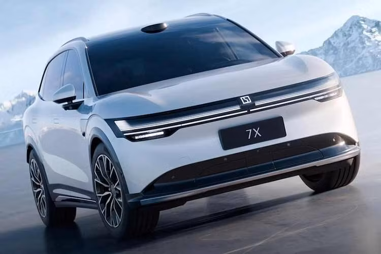 Zeekr 7X ﻿Zeekr 7X là mẫu SUV điện đã được bán tại thị trường Trung Quốc từ tháng 9/2024. Mẫu xe này được xem như đối thủ cạnh tranh trực tiếp của Tesla Model Y và BYD Sealion 7. Xe sở hữu kích thước dài x rộng x cao lần lượt 4.825 x 1.930 x 1.666 mm cùng chiều dài cơ sở 2.925 mm. Với kích thước này, xe nằm trong phân khúc SUV hạng D ở Việt Nam, chung mâm với Hyundai Santa Fe, Mazda CX-8 và Kia Sorento.