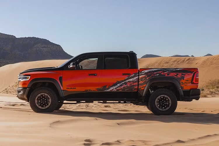 Hãng Mopar đã từ bỏ ý định thu nhỏ dung tích động cơ Ram 1500 TRX, giữ vững phương châm của dòng xe bán tải hiệu năng cao rằng không gì có thể thay thế được dung tích lớn và bộ siêu tăng áp trục vít kép mạnh mẽ.