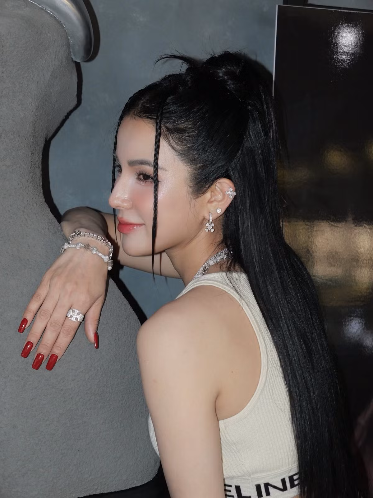Diệp Lâm Anh thử sức ở vai trò ca sĩ, diễn viên và xuất hiện trong nhiều dự án điện ảnh, truyền hình. Sự đa dạng này giúp hình ảnh của cô luôn mới mẻ trong mắt khán giả.