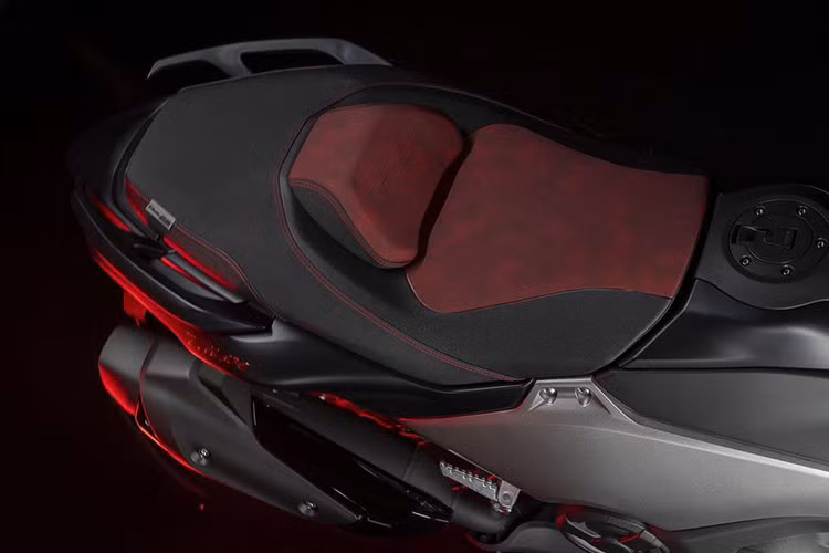 Là bản kỷ niệm, Yamaha TMax 560 25th Anniversary không thể thiếu logo 25th Anniversary nhưng thay vì dán trên thân xe, logo này chỉ hiện lên trên bảng đồng hồ khi bật khoá.