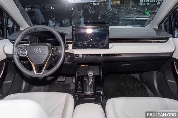 Bước vào khoang nội thất, Corolla 2026 lột xác với bảng táp-lô thiết kế mới, trải dài cửa gió điều hòa toàn chiều rộng, bổ sung thêm hàng cửa gió trung tâm phía dưới. Khu vực bảng điều khiển trung tâm mở rộng tích hợp hai khay để điện thoại – một trong số đó hỗ trợ sạc không dây chuẩn Qi.