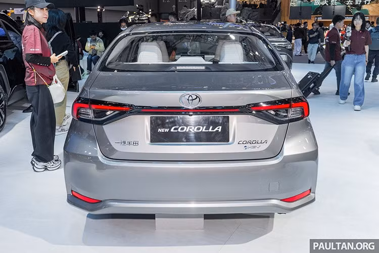 Tại Việt Nam, Toyota Corolla Altis (tên gọi khác của Corolla) hiện có doanh số khá thấp khi chỉ đạt 29 xe trong tháng 10/2025, thua xa các đối thủ cùng phân khúc như Mazda3, Kia K3 hay Honda Civic.