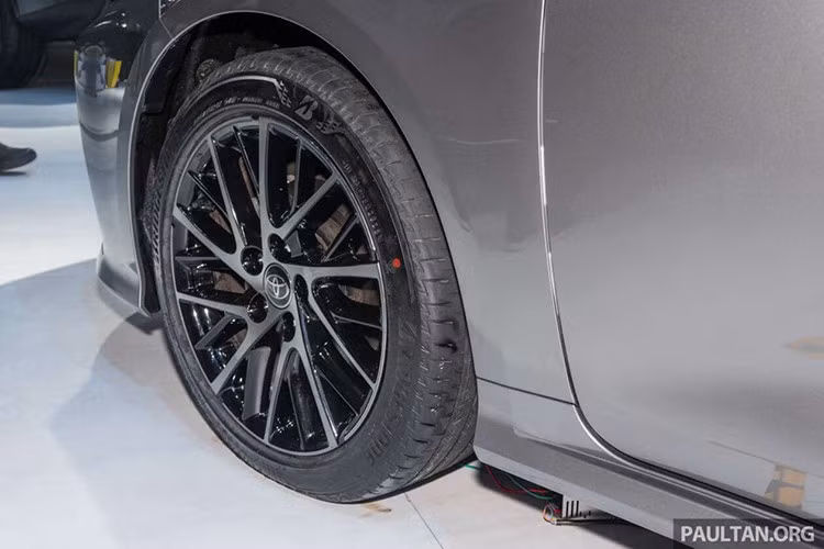 Bộ mâm hợp kim đa chấu mới kích thước 17 inch gợi nhớ đến thiết kế trên Lexus ES facelift 2015, trong khi phía sau xe nổi bật với dải đèn LED đỏ nối liền cụm đèn hậu hình chữ L ngược, tăng hiệu ứng liền mạch và cao cấp. Một chi tiết nhỏ nhưng tinh tế là tam giác đen ở cuối cửa kính sau, giúp kéo dài thị giác phần khung kính xe.