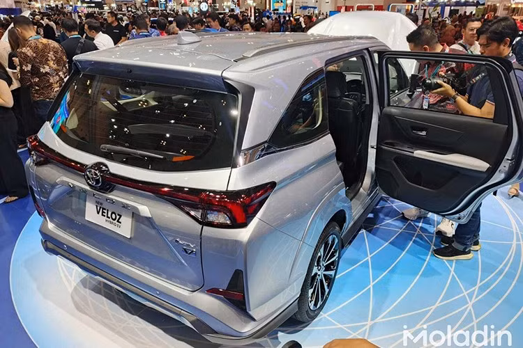 Để tăng thêm sức hút, Toyota bổ sung phiên bản Modellista với bộ body-kit thể thao ấn tượng. Gói trang bị này bao gồm ốp vòm bánh xe cơ bắp, nẹp sườn màu đen mạnh mẽ, ngoại thất phối hai tông màu cá tính và bộ mâm xe sơn đen kim loại sắc sảo.