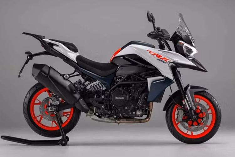 Khác với TRK 902 Xplorer sử dụng vành nan hoa, TRK 902 Stradale trang bị bộ vành nhôm đúc 17 inch mạnh mẽ, đi kèm lốp Pirelli Angel GT II, loại phổ biến trên các mẫu sport-touring. Xe có kính chắn gió chỉnh điện, tay chắn gió được thiết kế lại và thân xe mượt mà hơn, tạo dáng vẻ thanh thoát và tập trung cho đường phố.