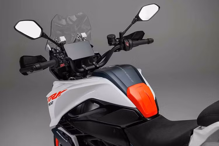 TRK 902 Stradale được trang bị động cơ đôi 904cc Euro 5+, giống với Xplorer, cho công suất tối đa 95 mã lực tại 9.000 vòng/phút và mô-men xoắn cực đại 89,5 Nm tại 6.500 vòng/phút.