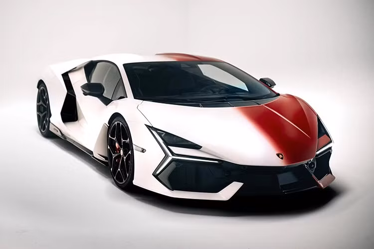 Revuelto Ad Personam Animae là tác phẩm được thực hiện bởi bộ phận cá nhân hóa Ad Personam có các chi tiết độc đáo. Tuy nhiên, Lamborghini không giải thích cái tên "Animae" dành cho Revuelto.