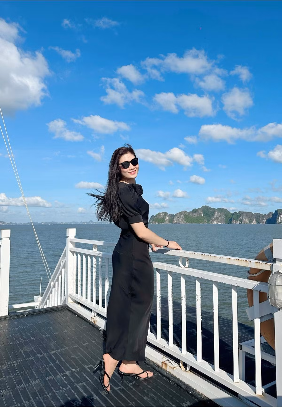 Sở hữu chiều cao 1m78, gương mặt xinh đẹp cùng phong độ thi đấu ấn tượng, Phạm Thị Yến không chỉ là trụ cột chuyên môn mà còn là biểu tượng nhan sắc hiếm có của làng thể thao Việt. Trong suốt sự nghiệp thi đấu, cô từng giành 11 chức vô địch quốc gia, 2 danh hiệu hoa khôi ở các giải quốc tế và nhiều lần cùng đội tuyển Việt Nam giành HCB SEA Games.
