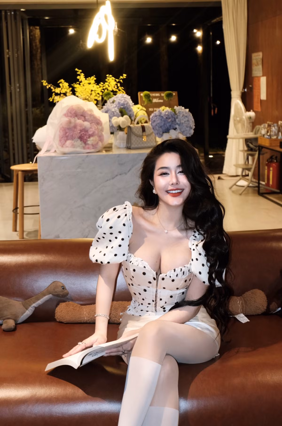 Làn da trắng mịn, đôi mắt to sắc nét cùng mái tóc dài uốn lọn bồng bềnh giúp Ngọc Trân trông vừa quyến rũ vừa thanh lịch. Khuôn mặt makeup nhẹ nhàng nhưng vẫn sắc sảo, nhấn vào đôi môi đỏ trầm tạo tổng thể đầy cuốn hút.