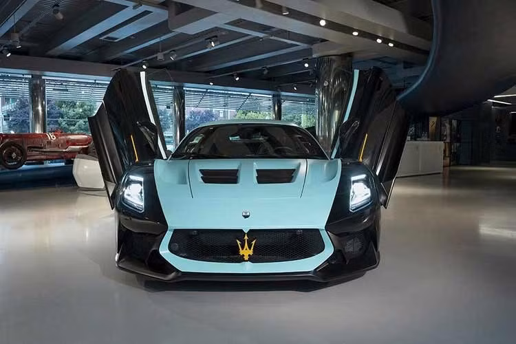 Tuy nhiên, đây là lần đầu tiên màu sơn này được áp dụng cho GT2 Stradale. Ngoài cách phối màu đặc biệt, xe còn được trang bị gói khí động học bằng sợi carbon sơn bóng, bộ mâm khóa tâm màu đen Anodized Black và cùm phanh màu vàng tương phản.