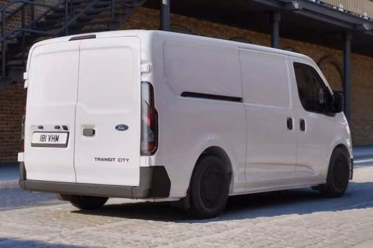 Transit City được xem là một bước đi mới trong chiến lược phát triển sản phẩm của Ford. Thay vì trực tiếp dẫn dắt quá trình nghiên cứu và phát triển như với nhiều dòng xe trước đây, hãng xe Mỹ lựa chọn tiếp nhận một nền tảng từ đối tác để phát triển thành sản phẩm mang thương hiệu Ford.