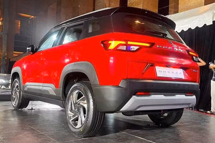 Brezza có hai tùy chọn động cơ: động cơ xăng tăng áp 1 lít chỉ đi kèm hộp số sàn 6 cấp và động cơ xăng hút khí tự nhiên 1.5 lít có thêm tùy chọn khí CNG. Giống như trên dòng xe Victoris, Brezza cũng được trang bị bình chứa khí CNG dưới gầm xe. Động cơ này đi kèm với hộp số sàn 6 cấp và tùy chọn hộp số tự động 6 cấp chỉ dành cho các phiên bản không sử dụng khí CNG.
