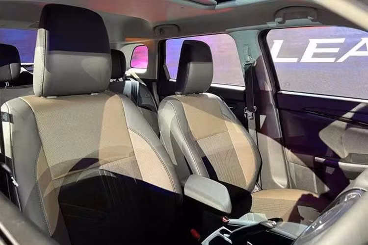 Brezza còn nâng tầm không gian cabin với hệ thống đèn chiếu sáng nội thất. Ghế ngồi được bọc bằng chất liệu giả da và vải màu nâu và đen, cửa xe cũng sử dụng tông màu tương tự. Brezza có 5 lựa chọn màu sắc: Trắng Bắc Cực, Đỏ Rực Rỡ, Xám Dung Nham, Đen Xanh Ngọc Trai và Bạc Lộng Lẫy. Trong số đó, các màu Đỏ, Trắng và Be cũng có thể được phối hai tông màu.