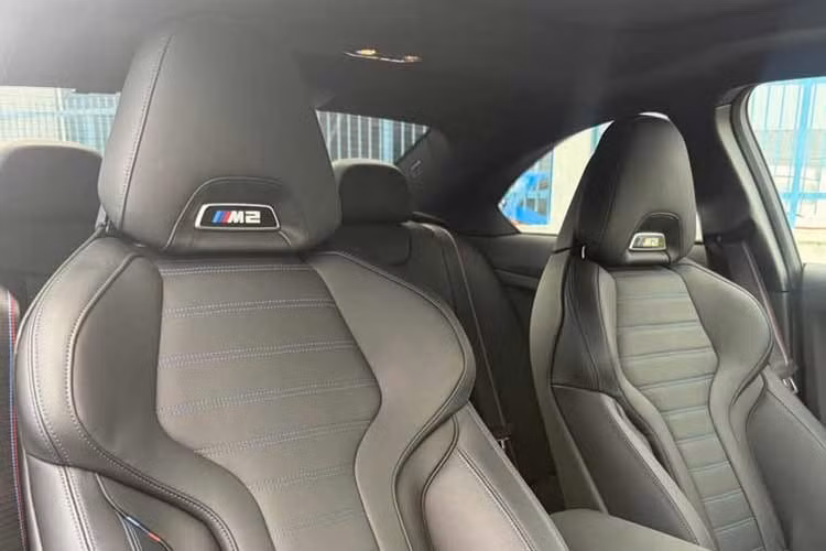 Sức mạnh của BMW M2 G87 đến từ động cơ S58 6 xi-lanh thẳng hàng, dung tích 3.0L TwinPower Turbo, sản sinh công suất tối đa 480 mã lực và mô-men xoắn cực đại 600 Nm. Động cơ kết hợp hộp số tự động và hệ dẫn động cầu sau, cho phép xe tăng tốc từ 0-100 km/h trong 4 giây trước khi đạt tốc độ tối đa giới hạn ở 250 km/h.