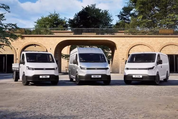 Ford Transit City dự kiến sẽ được mở bán với ba cấu hình gồm: phiên bản van mui thấp trục cơ sở ngắn, van mui cao trục cơ sở trung bình và phiên bản khung gầm cabin phục vụ nhu cầu cải tạo xe chuyên dụng thông qua hệ sinh thái Ford Pro.