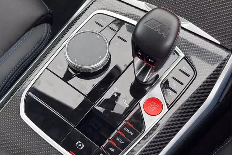 Ngoài ra, BMW còn trang bị cho M2 thế hệ mới hệ thống treo Adaptive M, vi sai M Sport, phanh hiệu năng cao M cùng gói công nghệ M Drive Professional nhằm nâng cao khả năng vận hành trên đường đua.