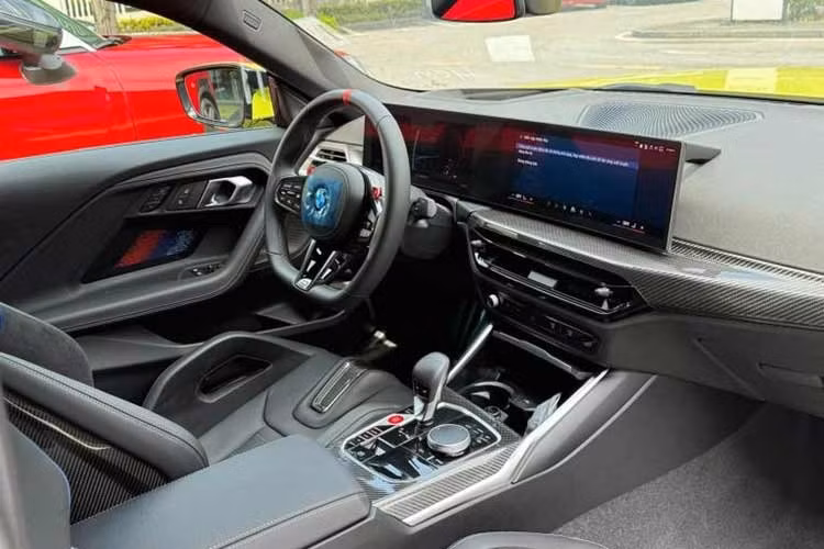 Bên trong khoang cabin của BMW M2 G87 mới nổi bật với màn hình cong tích hợp hệ điều hành BMW Operating System 8.5. Chiếc xe tại đại lý được trang bị ghế M Carbon Bucket với bề mặt kết hợp Alcantara và Sensatec, đi cùng các chi tiết trang trí bằng sợi carbon.