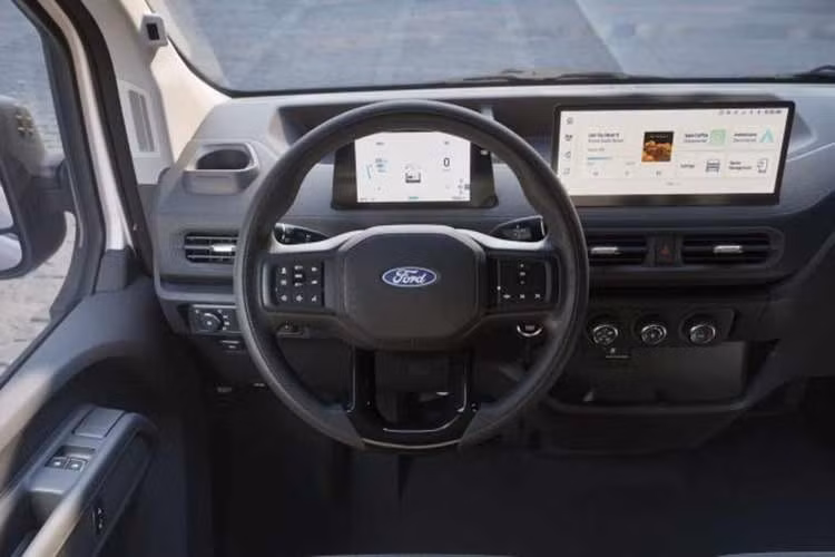 Ở biến thể xe van, mẫu xe van điện Ford Transit City mới có chiều dài từ 4.985 đến 5.285 mm, thuộc nhóm xe thương mại cỡ trung và cạnh tranh với các đối thủ như Ford Transit Custom, Toyota HiAce hay Hyundai Staria Load. Mẫu xe được phát triển dựa trên JMC Touring EV nhưng đã được Ford tinh chỉnh đáng kể về thiết kế.