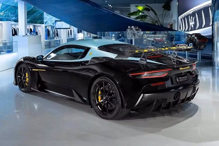 Điểm nhấn nổi bật nhất của Maserati GT2 Stradale Tribute to MC12 là lớp sơn ngoại thất hai tông màu, kết hợp giữa màu đen Nero Essenza và xanh Digital Mint nhám. Điểm xuyết cho bộ cánh ngoại thất là những chi tiết màu vàng Giallo Avia Pervia.
