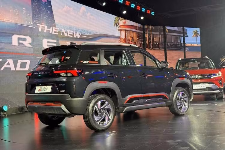 Thuộc phân khúc SUV cỡ A, Brezza chia sẻ chung chiều dài tổng thể và nhóm khách hàng mục tiêu với mẫu xe anh em Suzuki Fronx. Tuy nhiên, xét về trang bị, Brezza không đa dạng tính năng như người anh em. Một số đối thủ khác của mẫu xe này có thể kể tới như Kia Sonet, Hyundai Venue hay Toyota Raize.