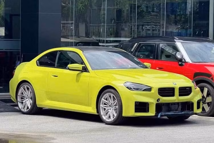 Một chiếc BMW M2 thế hệ mới (mã G87) vừa có mặt tại đại lý chính hãng Việt Nam với màu sơn vàng Sao Paulo Yellow. Theo phía đại lý, giá bán cơ sở cho bản tiêu chuẩn là 4,099 tỷ đồng. Trước đó, chiếc xe thể thao này từng xuất hiện tại trung tâm thử nghiệm khí thải ở Hà Nội.